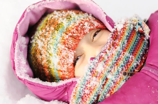 Jovem menina bonita ao ar livre no inverno — Fotografia de Stock