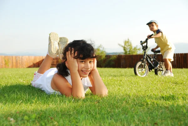 Crianças felizes no belo meado verde — Fotografia de Stock