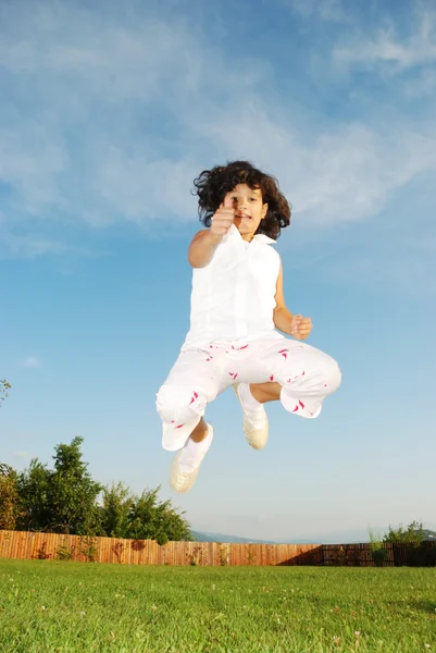 Chica saltando en el prado — Foto de Stock