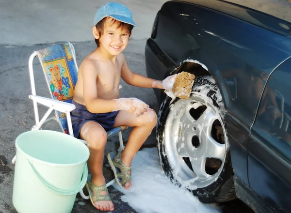 Kind wäscht Auto und Spielzeugauto — Stockfoto