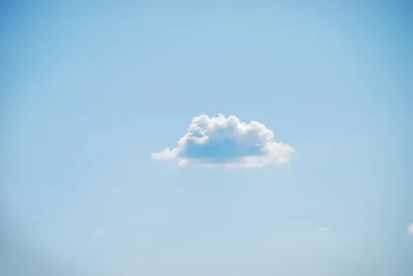 Gyönyörű kék ég, és egy felhő — Stock Fotó