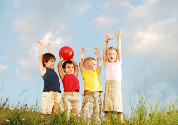 De gelukkige kinderen verhogen handen omhoog — Stockfoto