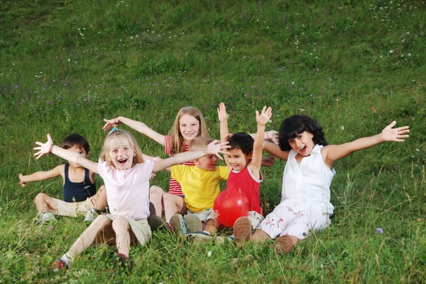 Niños felices levantando las manos hacia arriba —  Fotos de Stock