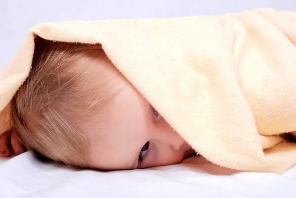 Un beau bébé souriant enveloppé dans une bla poilue — Photo