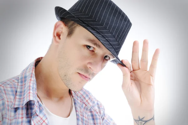 Trendy schöner junger Mann mit Hut, iso — Stockfoto