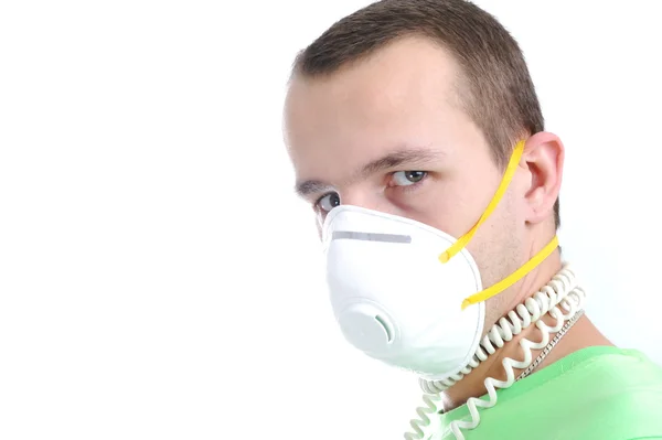 Uomo che indossa una maschera come protezione contro — Foto Stock