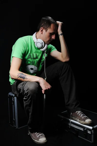 Młody mężczyzna w zielonej koszuli na szary bacl — Zdjęcie stockowe