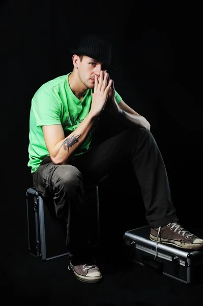 Młody mężczyzna w zielonej koszuli na czarny bacl — Zdjęcie stockowe