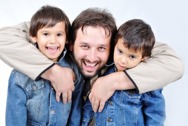 sarılma, baba ve iki oğlu izole