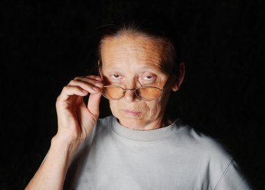 Kara gözlüklü olan orta yaşlı kadın