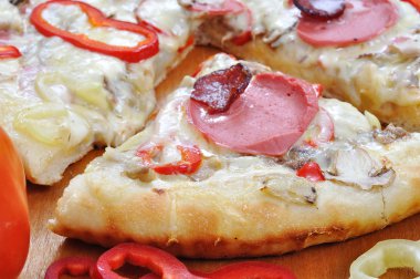 birçok renk ve ingre İtalyan pizza