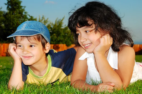 Duas crianças felizes no prado — Fotografia de Stock