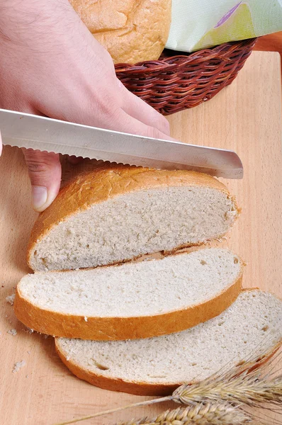 Skära bröd — Stockfoto
