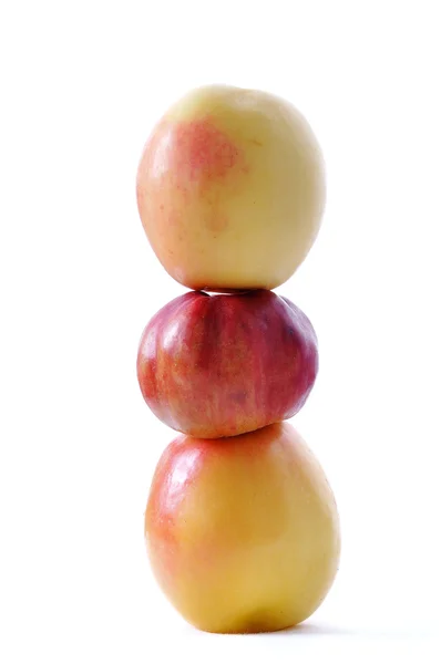 Balanserad äpplen isolerade — Stockfoto