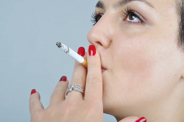 Νεαρή γυναίκα καπνίζει — Φωτογραφία Αρχείου