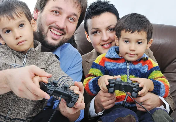 Glückliche Mitglieder der jungen Familie isoliert, spielend — Stockfoto