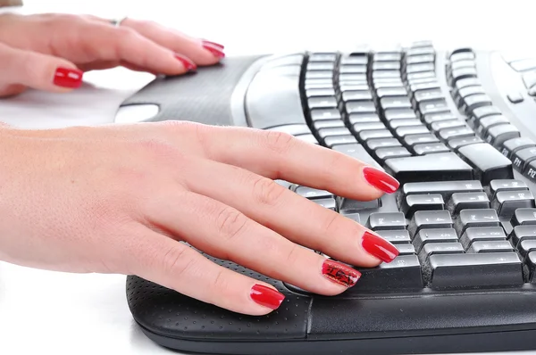 Женская рука на клавиатуре — стоковое фото