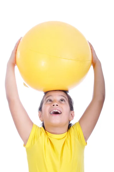 Κοριτσάκι με κίτρινη μπάλα στο κεφάλι — Φωτογραφία Αρχείου