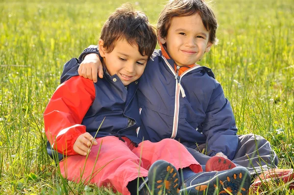 Infância feliz no belo meado verde — Fotografia de Stock