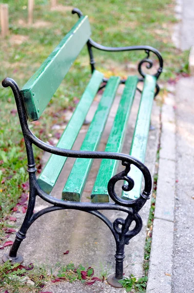 Grønn stol i park – stockfoto