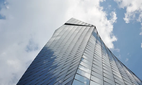Groot en hoog glas gebouw — Stockfoto
