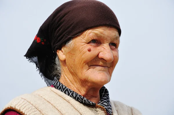 Zeer oude vrouw met uitdrukking op haar fa — Stockfoto