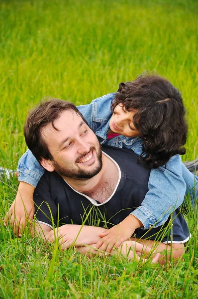 Jovem pai e pequena menina bonito, feliz — Fotografia de Stock