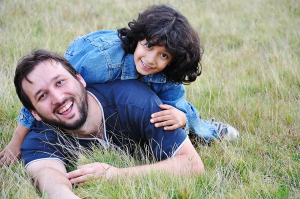 Mladý otec a malá roztomilá holčička, teleportovací — Stock fotografie