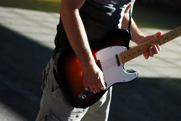 Młody człowiek gra na gitarze — Zdjęcie stockowe