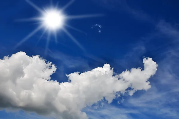 Belo céu fantástico e sol — Fotografia de Stock