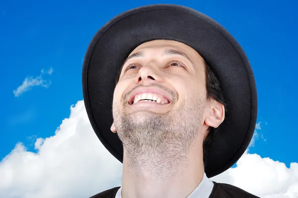 Молодой привлекательный мужчина со счастливым выражением лица — стоковое фото