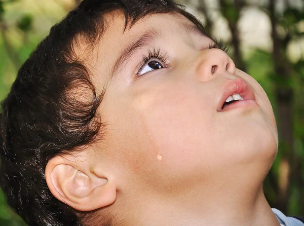 Muy lindo niño llorando con verdadero emocional — Foto de Stock
