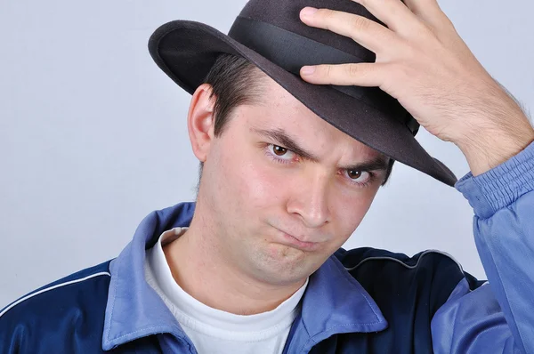 Θυμωμένος νεαρός με ένα καπέλο — Φωτογραφία Αρχείου