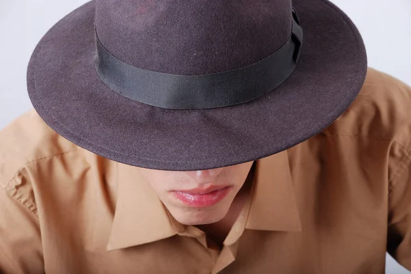 Junger Mann mit Hut auf dem Kopf — Stockfoto