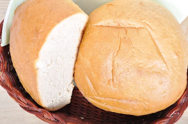 Pão branco fresco no cesto. Artesanal — Fotografia de Stock