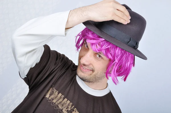 Unga rolig människa med peruk och hatt — Stockfoto