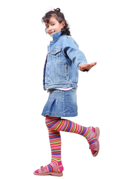 Ένα μικρό χαριτωμένο κορίτσι στέκεται απομονωθεί — Φωτογραφία Αρχείου