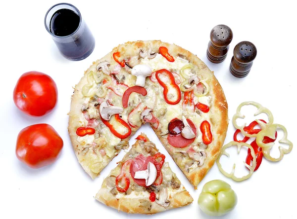 Итальянская пицца с различными цветами и ingre — стоковое фото