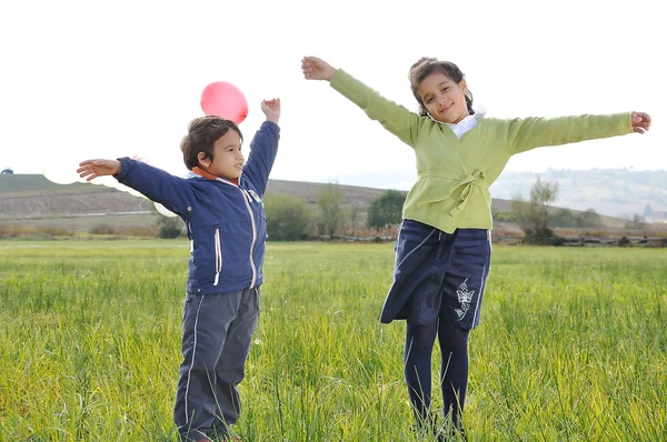 在绿色的美丽草原上的快乐童年 — 图库照片