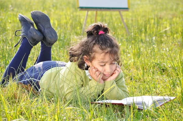 Feliz infancia en el verde prado hermoso — Foto de Stock