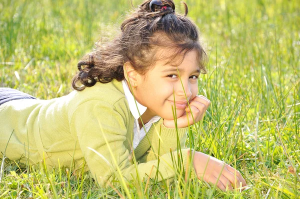 Feliz infancia en verde hermoso meado — Foto de Stock