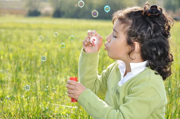 Infância feliz no belo meado verde — Fotografia de Stock
