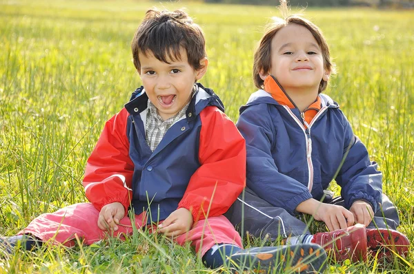 Szczęśliwe dzieciństwo na zielono — Zdjęcie stockowe