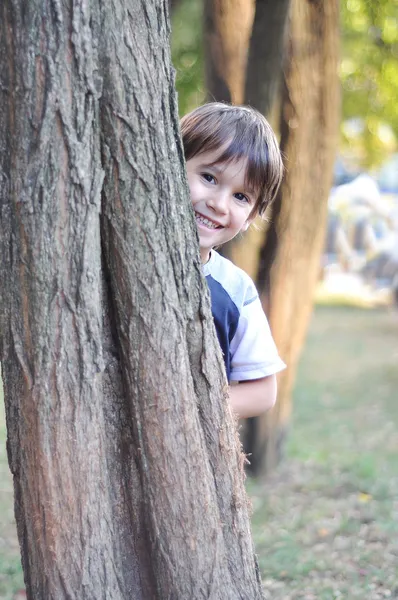Ευτυχής χαριτωμένο παιδί στο πάρκο — Φωτογραφία Αρχείου