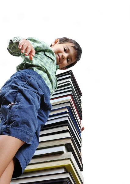 En liten söt unge på många böcker — Stockfoto