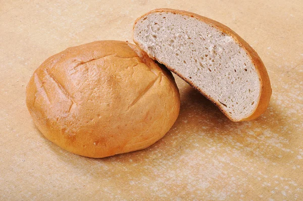 Натуральный хлеб, два куска на коричневой ткани — стоковое фото