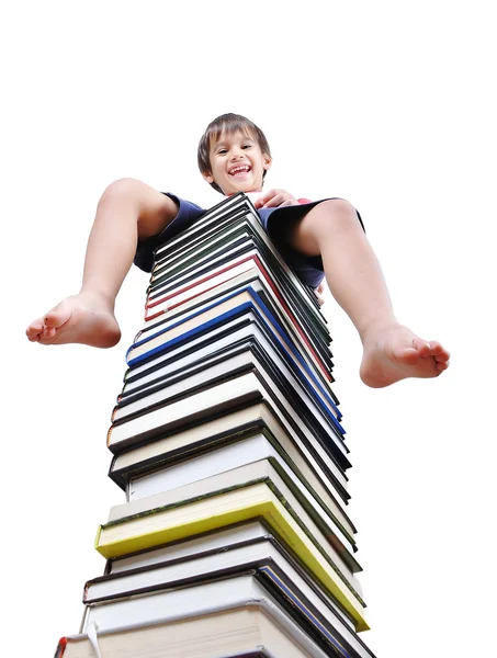 Egy kis aranyos gyerek és nagy mennyiségű könyvet, mint egy — Stock Fotó
