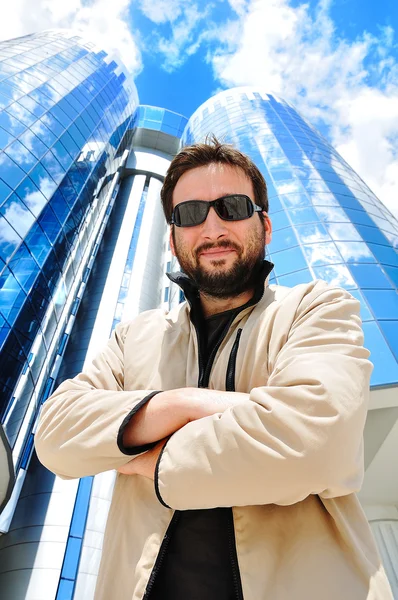 Jeune homme attrayant devant un bâtiment moderne — Photo