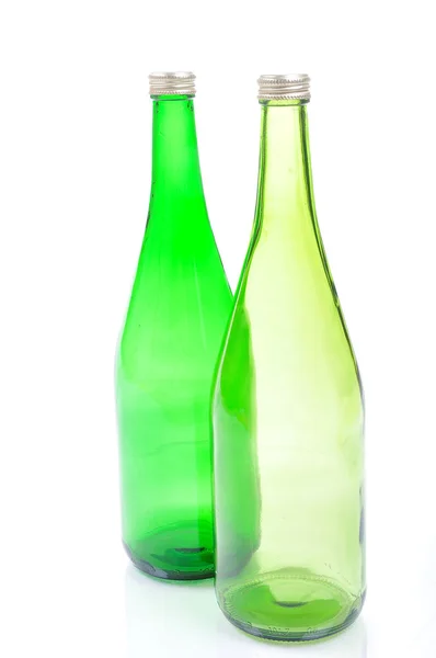 Дві порожні зелені пляшки ізольовані — стокове фото