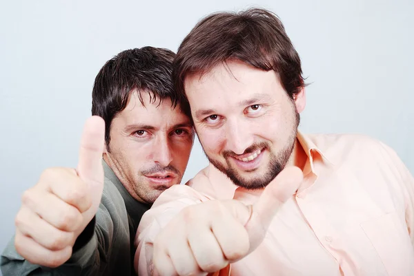 Dois jovens bem-sucedidos com polegares para cima — Fotografia de Stock